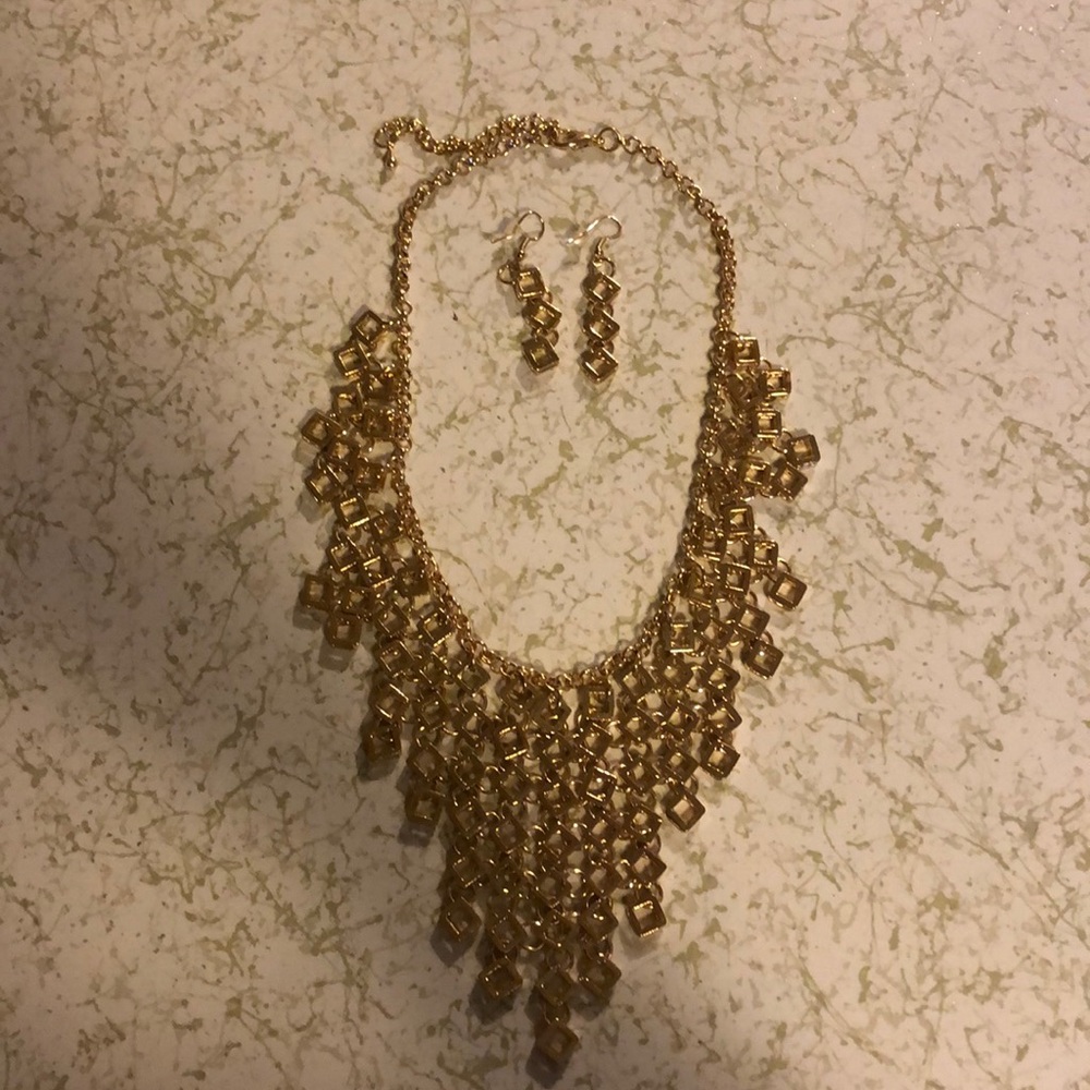 Gold necklace with beautiful matching earrings 💛